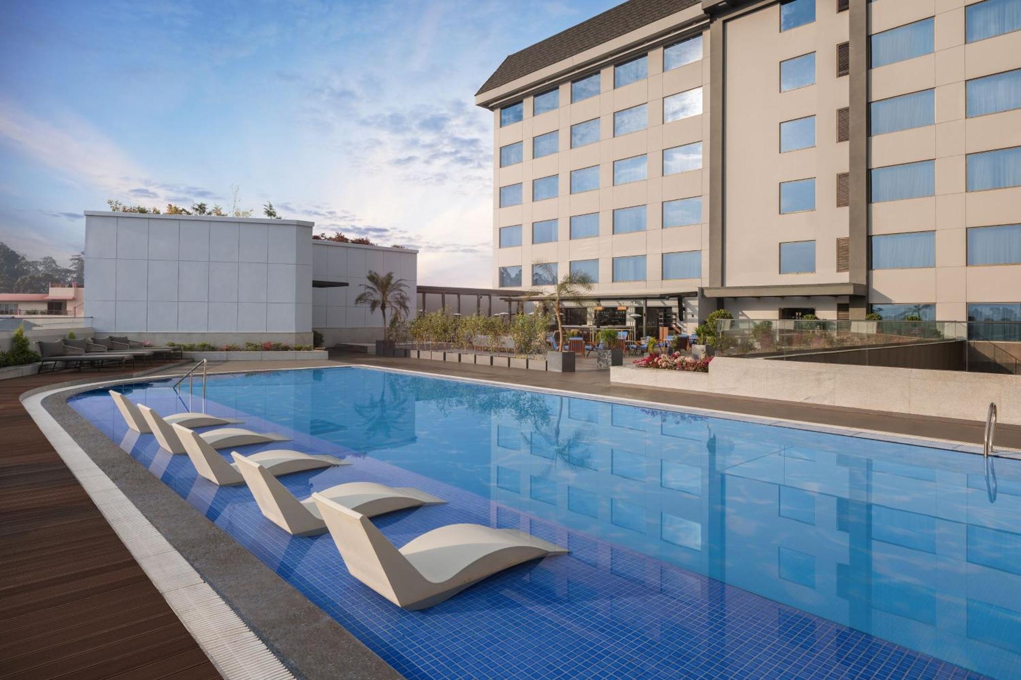 Courtyard By Marriott Shillong Hotell Exteriör bild